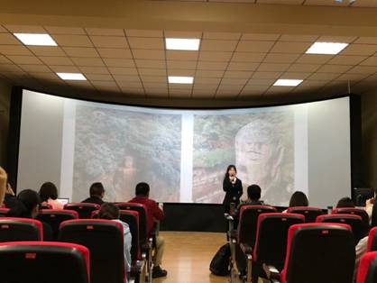 会议室里的人们低可信度描述已自动生成