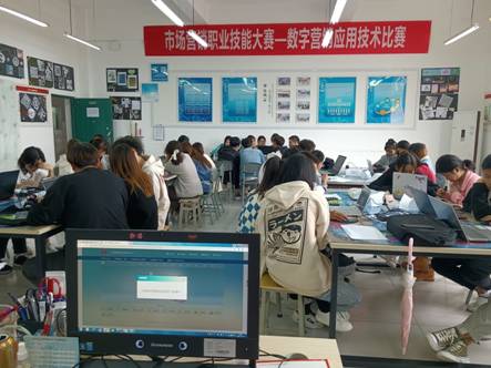 人们在看台上的人和电脑中度可信度描述已自动生成