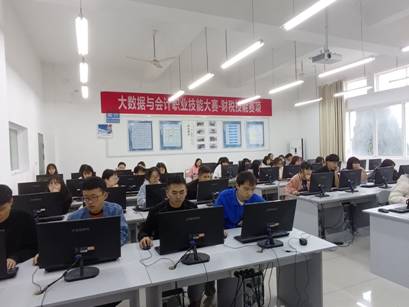 一群人在看电脑描述已自动生成