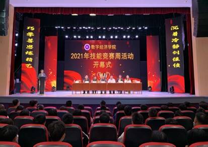 图片包含 室内, 电脑, 桌子, 前描述已自动生成