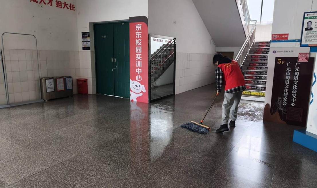 /tablet/卫生图片/拖地.jpg拖地